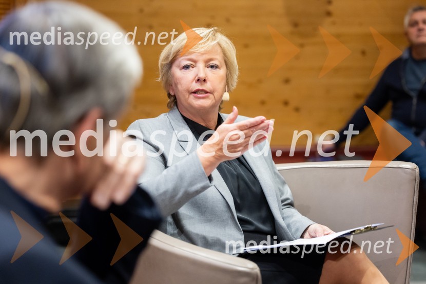   Darja  Groznik, odgovorna urednica 1. programa Radia Slovenija, predsednica ZPMSIskrivo v živo: gost v skednju Škrabčeve domačije zasl. prof. dr. Danilo Türk