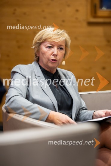   Darja  Groznik, odgovorna urednica 1. programa Radia Slovenija, predsednica ZPMSIskrivo v živo: gost v skednju Škrabčeve domačije zasl. prof. dr. Danilo Türk