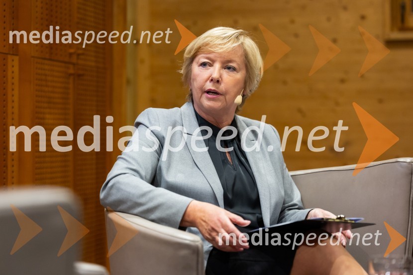   Darja  Groznik, odgovorna urednica 1. programa Radia Slovenija, predsednica ZPMSIskrivo v živo: gost v skednju Škrabčeve domačije zasl. prof. dr. Danilo Türk