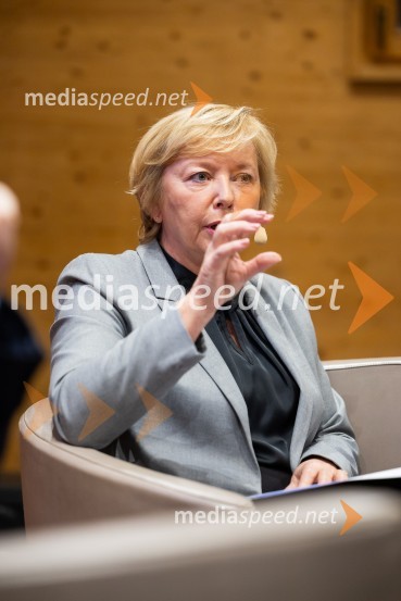   Darja  Groznik, odgovorna urednica 1. programa Radia Slovenija, predsednica ZPMSIskrivo v živo: gost v skednju Škrabčeve domačije zasl. prof. dr. Danilo Türk