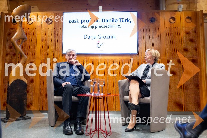  Danilo Türk, nekdanji predsednik Republike Slovenije;   Darja  Groznik, odgovorna urednica 1. programa Radia Slovenija, predsednica ZPMSIskrivo v živo: gost v skednju Škrabčeve domačije zasl. prof. dr. Danilo Türk