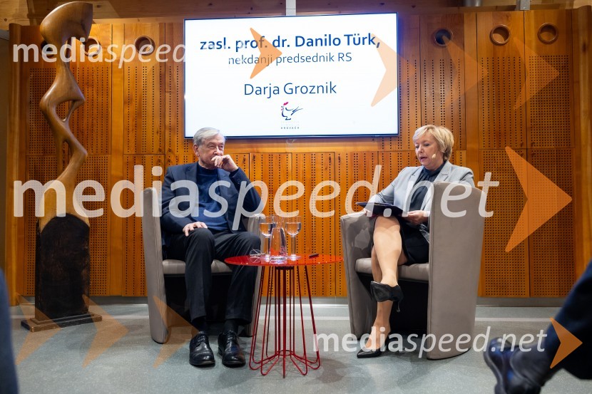  Danilo Türk, nekdanji predsednik Republike Slovenije;   Darja  Groznik, odgovorna urednica 1. programa Radia Slovenija, predsednica ZPMSIskrivo v živo: gost v skednju Škrabčeve domačije zasl. prof. dr. Danilo Türk