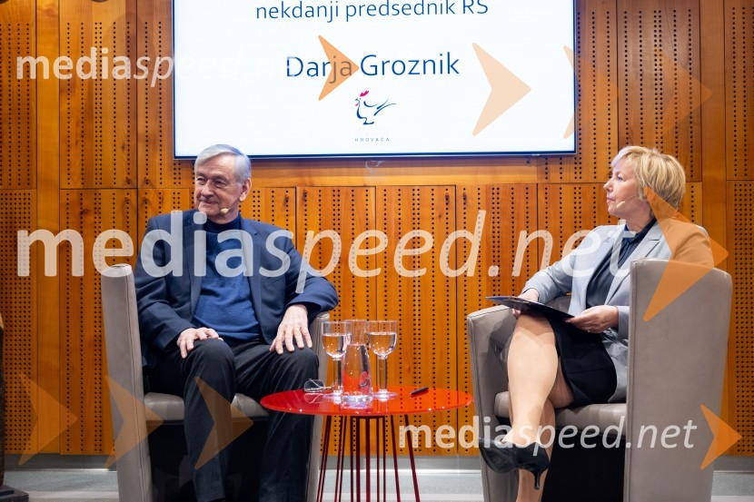  Danilo Türk, nekdanji predsednik Republike Slovenije;   Darja  Groznik, odgovorna urednica 1. programa Radia Slovenija, predsednica ZPMSIskrivo v živo: gost v skednju Škrabčeve domačije zasl. prof. dr. Danilo Türk