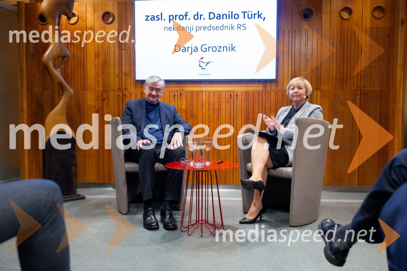 Danilo Türk, nekdanji predsednik Republike Slovenije;   Darja  Groznik, odgovorna urednica 1. programa Radia Slovenija, predsednica ZPMSIskrivo v živo: gost v skednju Škrabčeve domačije zasl. prof. dr. Danilo Türk