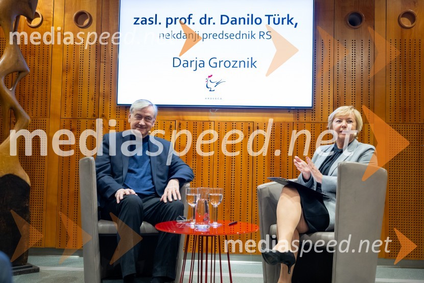  Danilo Türk, nekdanji predsednik Republike Slovenije;   Darja  Groznik, odgovorna urednica 1. programa Radia Slovenija, predsednica ZPMSIskrivo v živo: gost v skednju Škrabčeve domačije zasl. prof. dr. Danilo Türk
