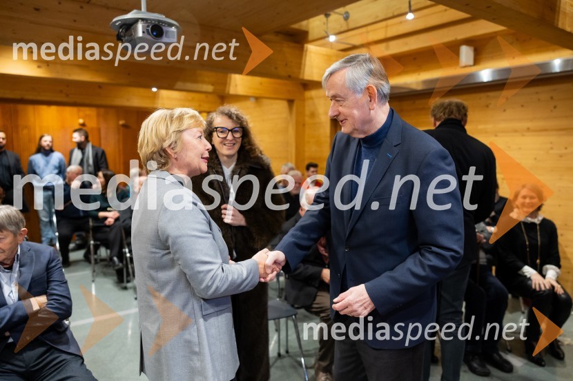   Darja  Groznik, odgovorna urednica 1. programa Radia Slovenija, predsednica ZPMS;  Polona Lovšin, vodja komunikacij, Riko d.o.o.;  Danilo Türk, nekdanji predsednik Republike SlovenijeIskrivo v živo: gost v skednju Škrabčeve domačije zasl. prof. dr. Danilo Türk