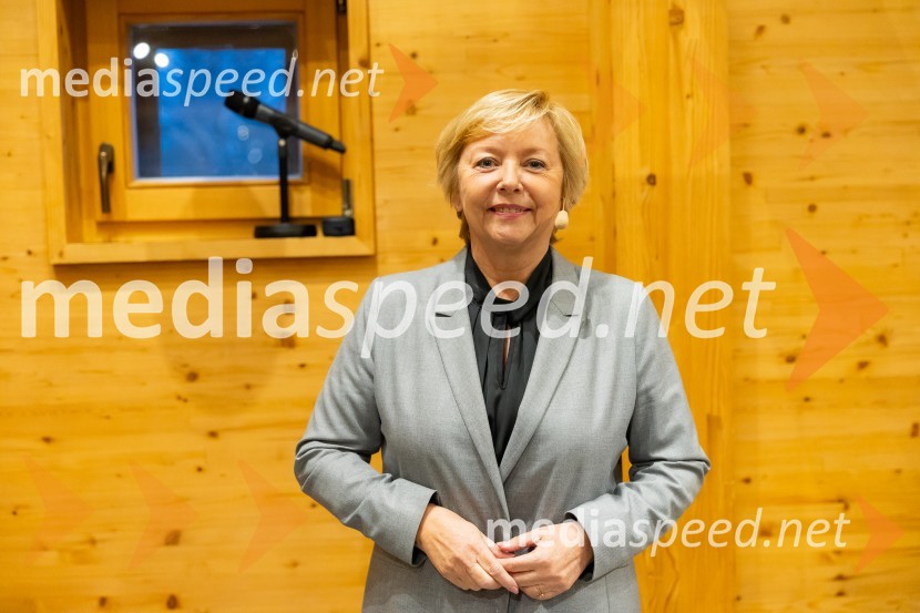   Darja  Groznik, odgovorna urednica 1. programa Radia Slovenija, predsednica ZPMSIskrivo v živo: gost v skednju Škrabčeve domačije zasl. prof. dr. Danilo Türk