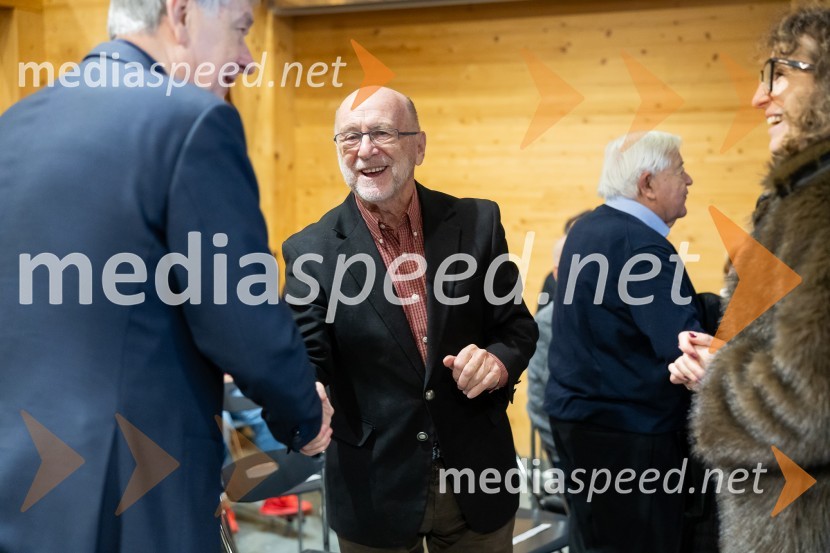  Danilo Türk, nekdanji predsednik Republike Slovenije; dr. Rudi Rizman, zagovornik človekovih pravic;  Milan Kučan, nekdanji predsednik Republike Slovenije;  Polona Lovšin, vodja komunikacij, Riko d.o.o.Iskrivo v živo: gost v skednju Škrabčeve domačije zasl. prof. dr. Danilo Türk