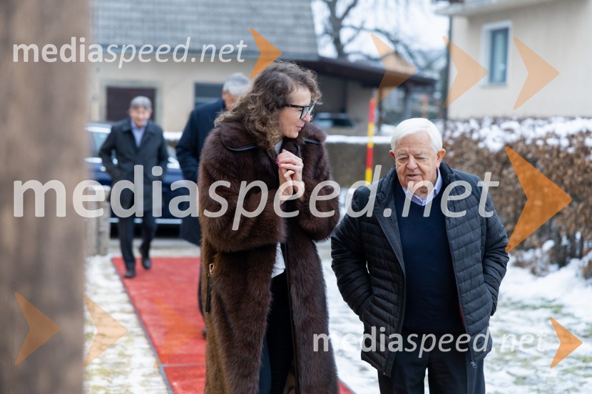  Polona Lovšin, vodja komunikacij, Riko d.o.o.;  Milan Kučan, nekdanji predsednik Republike SlovenijeIskrivo v živo: gost v skednju Škrabčeve domačije zasl. prof. dr. Danilo Türk