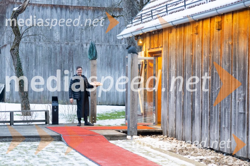 Iskrivo v živo: gost v skednju Škrabčeve domačije zasl. prof. dr. Danilo Türk