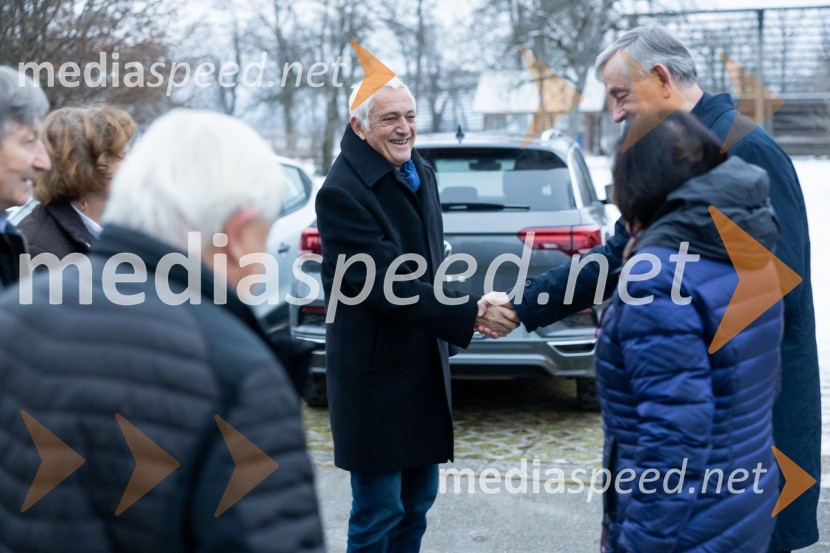  ... ;  Iztok Mlakar, kantavtor, gledališki igralecIskrivo v živo: gost v skednju Škrabčeve domačije zasl. prof. dr. Danilo Türk