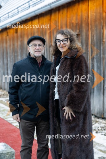 dr. Rudi Rizman, zagovornik človekovih pravic;  Polona Lovšin, vodja komunikacij, Riko d.o.o.Iskrivo v živo: gost v skednju Škrabčeve domačije zasl. prof. dr. Danilo Türk
