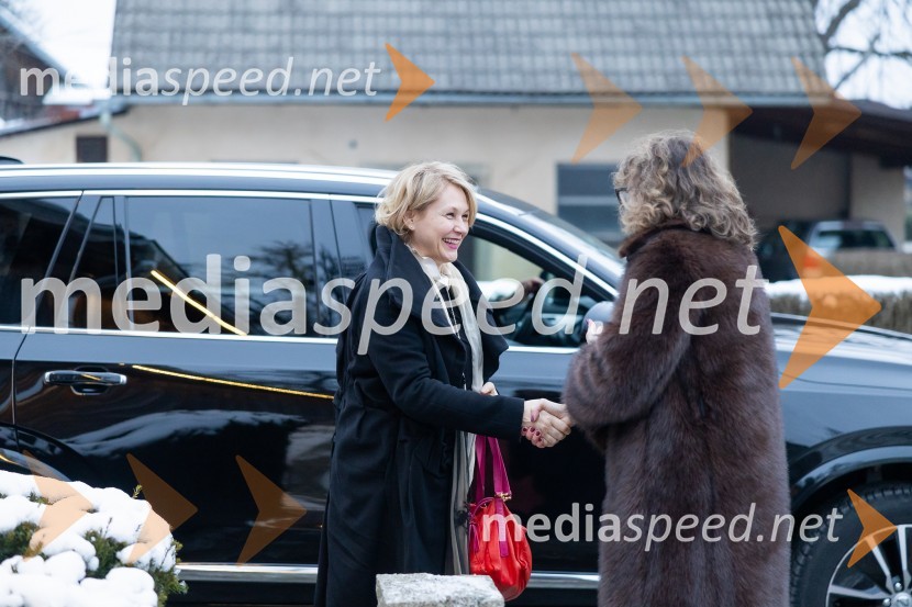   Darja  Groznik, odgovorna urednica 1. programa Radia Slovenija, predsednica ZPMSIskrivo v živo: gost v skednju Škrabčeve domačije zasl. prof. dr. Danilo Türk