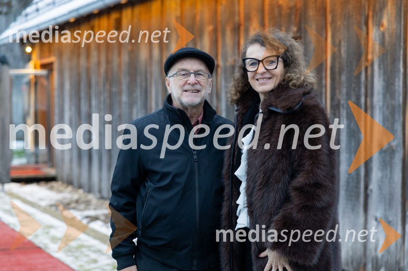 dr. Rudi Rizman, zagovornik človekovih pravic;  Polona Lovšin, vodja komunikacij, Riko d.o.o.Iskrivo v živo: gost v skednju Škrabčeve domačije zasl. prof. dr. Danilo Türk