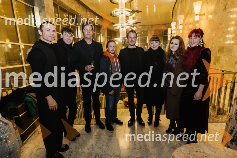  Michal Rynia, koreograf, plesalec, scenograf;  Deyan Muc, violina;  Klemen Bračko, viola;  Klemen Bračko, viola;  Sebastien Bal, skladatelj;  Mateja Starič, skladateljica;  Jelena Pejić, violina;  Nastja Bremec Rynia, koreografinja, MN dance CompanyPrometej, premiera plesne uprizoritve v SNG Nova Gorica