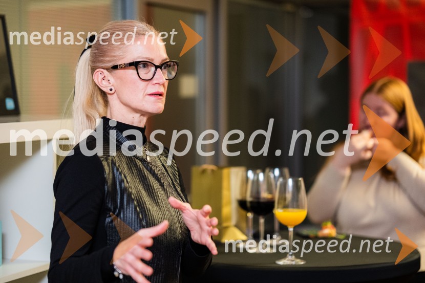  Karolina Marolt, vodja marketinga, Curaprox Slovenija in predavateljica na šoli LSPRLondonska šola za odnose z javnostmi (LSPR), podelitev diplom 2024