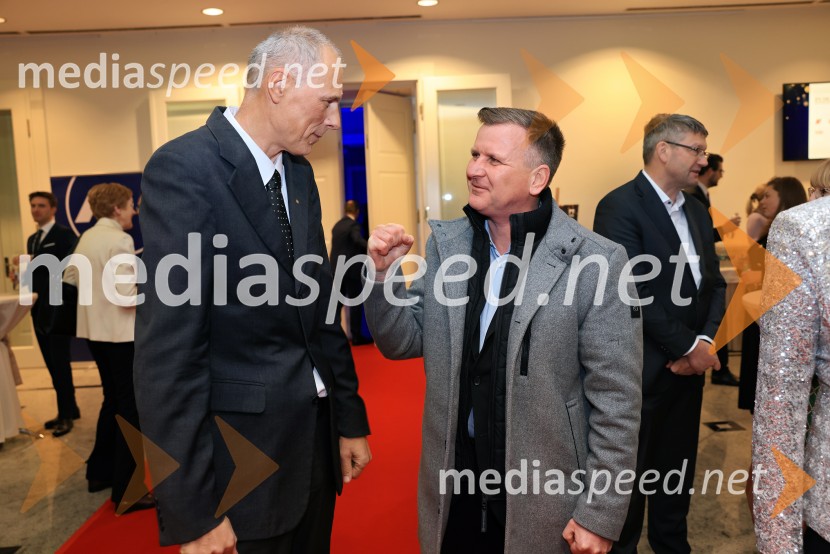 mag. Iztok Seljak, predsednik, Združenje Manager; dr. Simon Rečnik, direktor Trdnih izdelkov in član uprave Leka d.d.Franjo Bobinac je prejemnik priznanja za življenjsko delo na področju managementa 2024