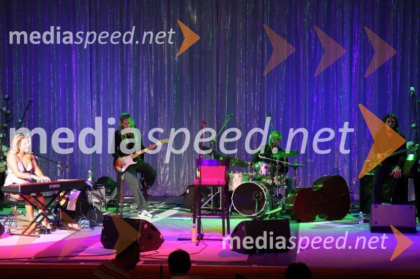 Neisha, pevka s spremljevalno skupinoNeisha in Massimo Savič, koncert v Casino Mond