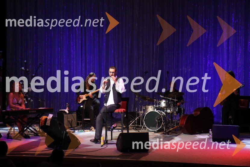 Neisha, pevka in Massimo Savič, hrvaški pevec s spremljevalno skupinoNeisha in Massimo Savič, koncert v Casino Mond