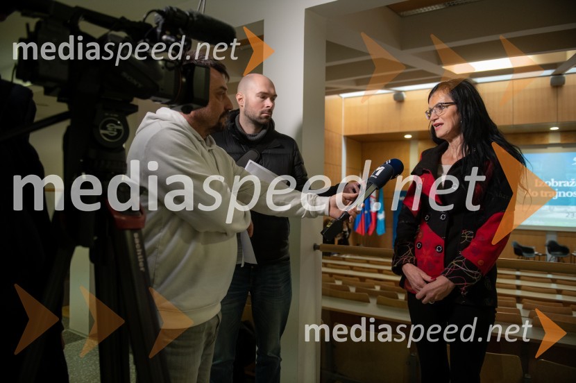  ... ;  Ana Vovk, visokošolska učiteljica na Filozofski fakulteti UMIzobraževanje kot pot do trajnostne prihodnosti na Univerzi v Mariboru