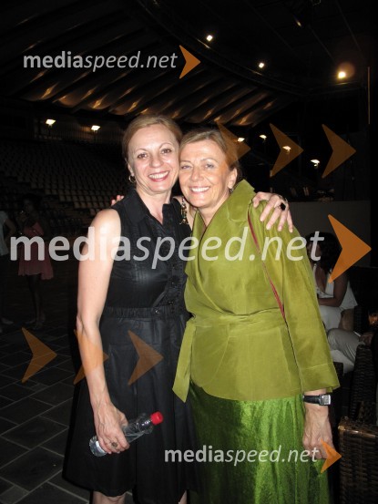 Livija Pandur, dramaturginja in Maja Kirer, urednica radia KoperKaligula, gledališka predstava