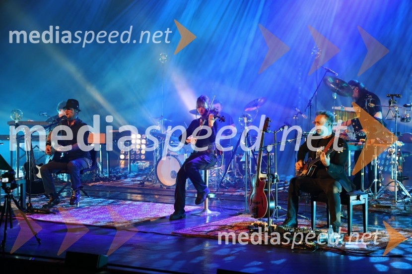  Tomi Meglič, glasbenik, pevec skupine Siddharta;  Izabela Hace, violinistka;  Jani Hace, glasbenik, SiddhartaSiddharta z ekskluzivnim koncertom Razelektreno