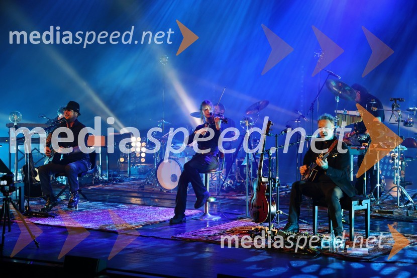  Tomi Meglič, glasbenik, pevec skupine Siddharta;  Izabela Hace, violinistka;  Jani Hace, glasbenik, SiddhartaSiddharta z ekskluzivnim koncertom Razelektreno