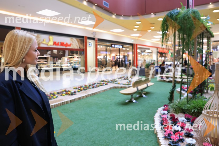  Sara Vrečko, spletna vplivnicaRazstava cvetja v Citycentru Celje