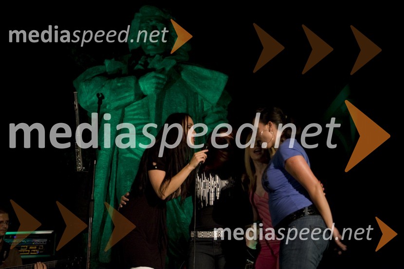 Tinkara Kovač, pevka z oboževalkami27. tradicionalna Kranjska noč 2009