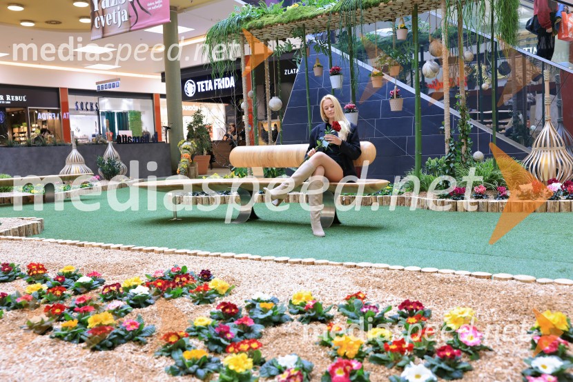  Sara Vrečko, spletna vplivnicaRazstava cvetja v Citycentru Celje