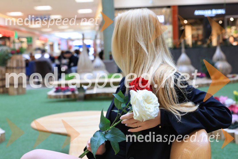  Sara Vrečko, spletna vplivnicaRazstava cvetja v Citycentru Celje