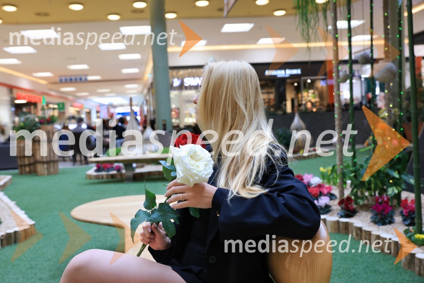  Sara Vrečko, spletna vplivnicaRazstava cvetja v Citycentru Celje