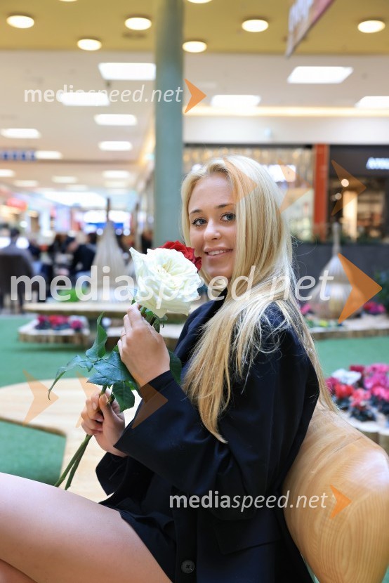  Sara Vrečko, spletna vplivnicaRazstava cvetja v Citycentru Celje