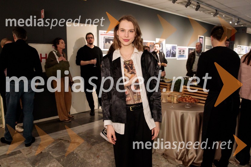  Klara Kuk, igralka, manekenkaIgralec, premiera gledališke predstave v Cankarjevem domu