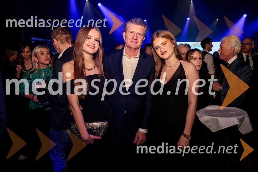  ... ;  Marko Kolbl, lastnik skupine Next media, solastnik in direktor Europlakat Slovenija;  ... Outstanding 2024, presežki v zunanjem oglaševanju, podelitev