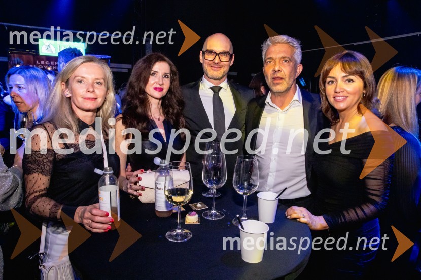  Alenka  Lukić, prof. za oblikovanje na Srednji šoli za oblikovanje MB; dr. dent. med. Branka Vran Benkovič, zobozdravnica;  Marko Arsenovič, managing director, s.Oliver Slovenia & Croatia;  Tina RajteričOutstanding 2024, presežki v zunanjem oglaševanju, podelitev