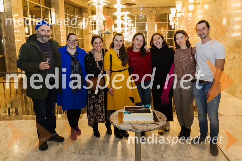  Tomi Janežič, režiser;  Ana Facchini, igralka;  ... ;  ... ;  ... ;  Anuša  Kodelja, igralka;  Arna  Hadžialjević, igralka;  Žiga Udir, igralec1973, premiera avtorskega projekta v SNG Nova Gorica