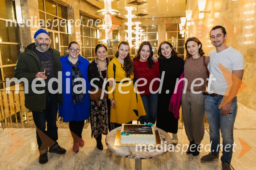  Tomi Janežič, režiser;  Ana Facchini, igralka;  ... ;  ... ;  ... ;  Anuša  Kodelja, igralka;  Arna  Hadžialjević, igralka;  Žiga Udir, igralec1973, premiera avtorskega projekta v SNG Nova Gorica