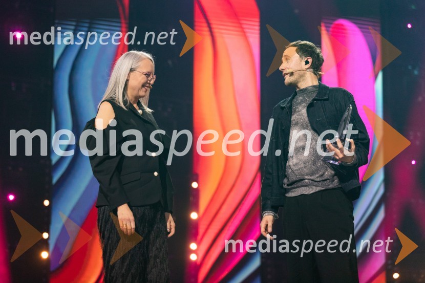  Ksenija Horvat, odgovorna urednica UPE Informativni program RTV SLO;  Klemen Slakonja, igralec, komik in TV voditeljKlemen Slakonja je zmagovalec izbora EMA 2025