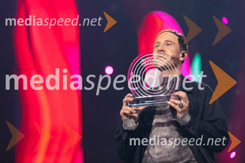  Klemen Slakonja, igralec, komik in TV voditeljKlemen Slakonja je zmagovalec izbora EMA 2025