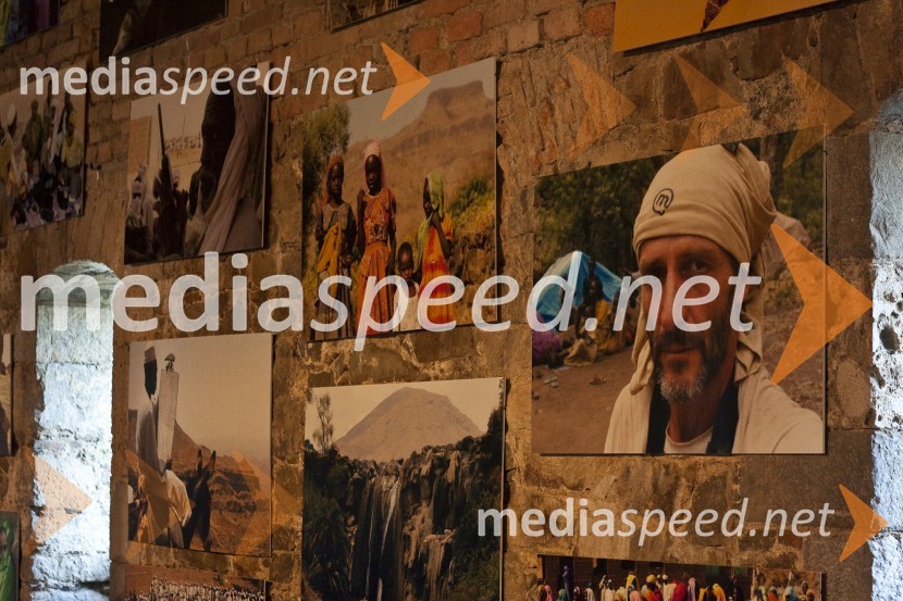 Darfur – vojna za vodo, otvoritev prodajne razstave slik slovenskih umetnikovDarfur – vojna za vodo, otvoritev prodajne razstave slik slovenskih umetnikov