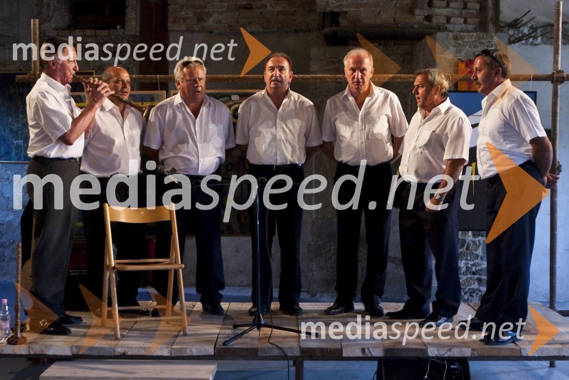 Istrska klapa KantadoreDarfur – vojna za vodo, otvoritev prodajne razstave slik slovenskih umetnikov