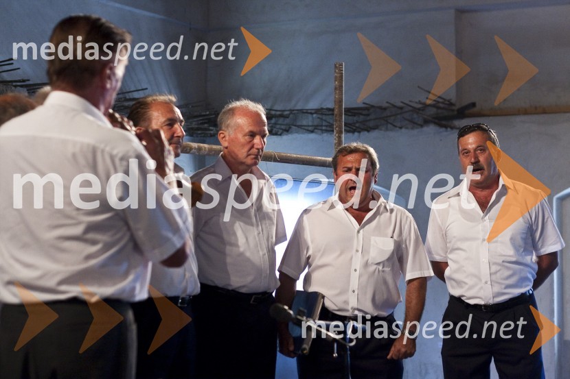 Istrska klapa KantadoreDarfur – vojna za vodo, otvoritev prodajne razstave slik slovenskih umetnikov