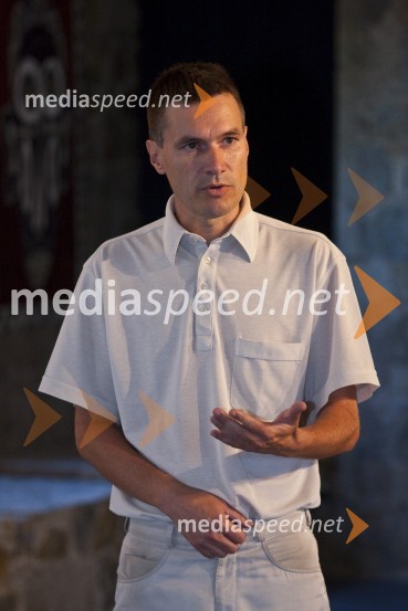 Miro Mihec, predstavnik Gibanja za pravičnost in razvojDarfur – vojna za vodo, otvoritev prodajne razstave slik slovenskih umetnikov