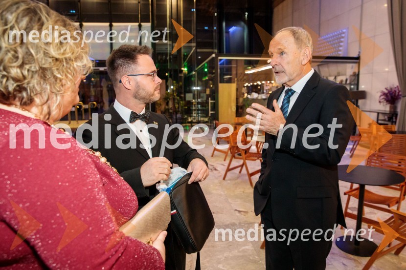  Dejan  Fabčič, slovenski paraolimpijec, parakajakaš;  Viktor Grošelj, predsednik Odbora za podeljevanje Bloudkovih priznanj60. podelitev Bloudkovih priznanj za leto 2024