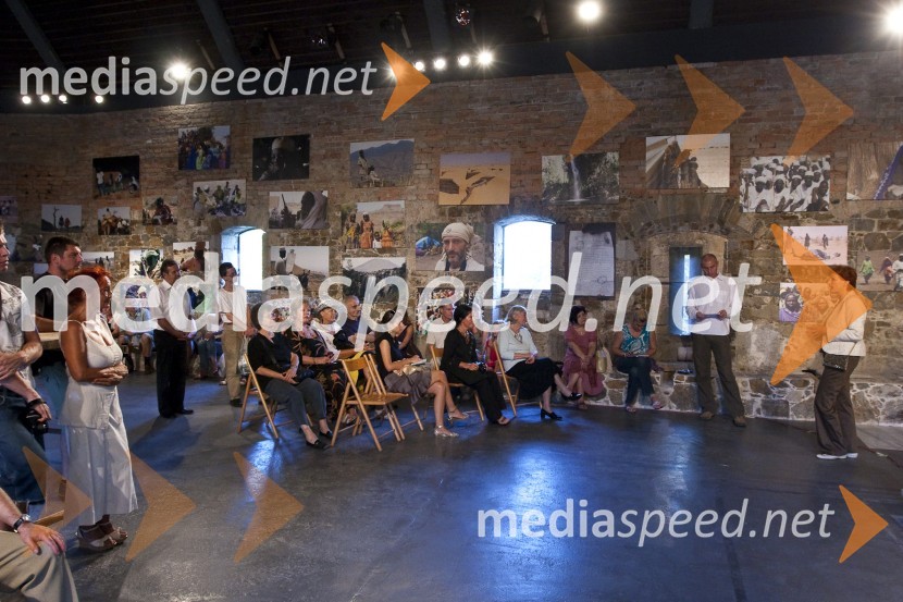 Darfur – vojna za vodo, otvoritev prodajne razstave slik slovenskih umetnikovDarfur – vojna za vodo, otvoritev prodajne razstave slik slovenskih umetnikov