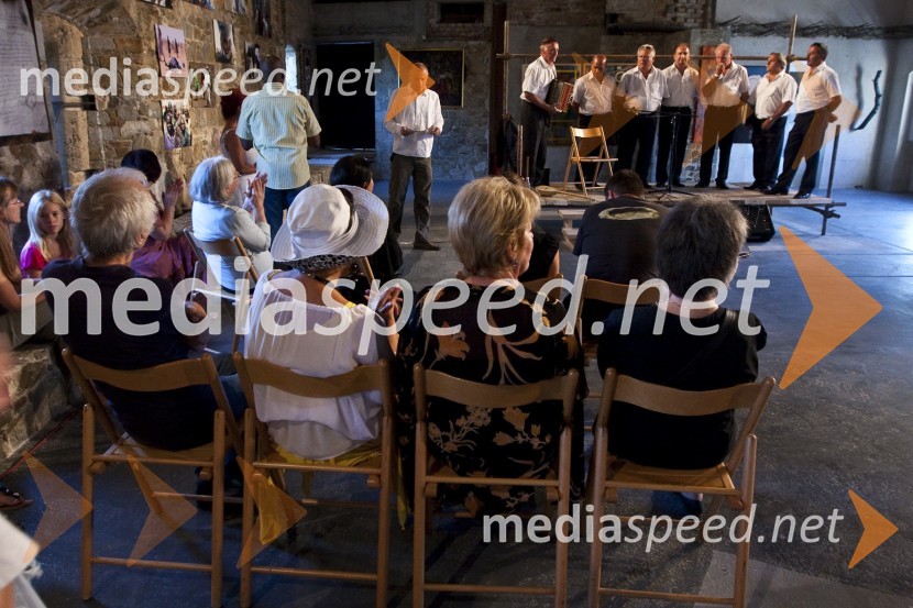 Darfur – vojna za vodo, otvoritev prodajne razstave slik slovenskih umetnikovDarfur – vojna za vodo, otvoritev prodajne razstave slik slovenskih umetnikov