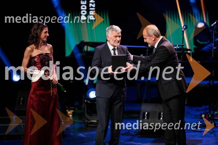  Petra Tramte,  vodja, Sektor za razvoj in programe športa;  Savo Strmole;  Viktor Grošelj, predsednik Odbora za podeljevanje Bloudkovih priznanj60. podelitev Bloudkovih priznanj za leto 2024