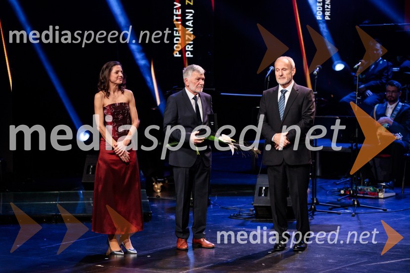  Petra Tramte,  vodja, Sektor za razvoj in programe športa;  Savo Strmole;  Viktor Grošelj, predsednik Odbora za podeljevanje Bloudkovih priznanj60. podelitev Bloudkovih priznanj za leto 2024