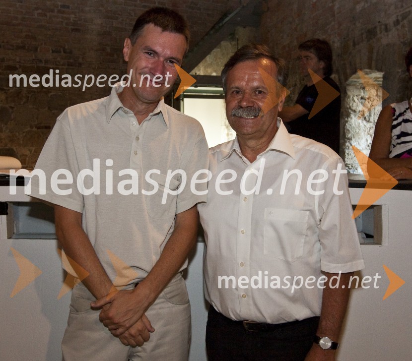 Miro Mihec, predstavnik Gibanja za pravičnost in razvoj in dr. Stane Pejovnik, predsednik Gibanja za pravičnost in razvojDarfur – vojna za vodo, otvoritev prodajne razstave slik slovenskih umetnikov